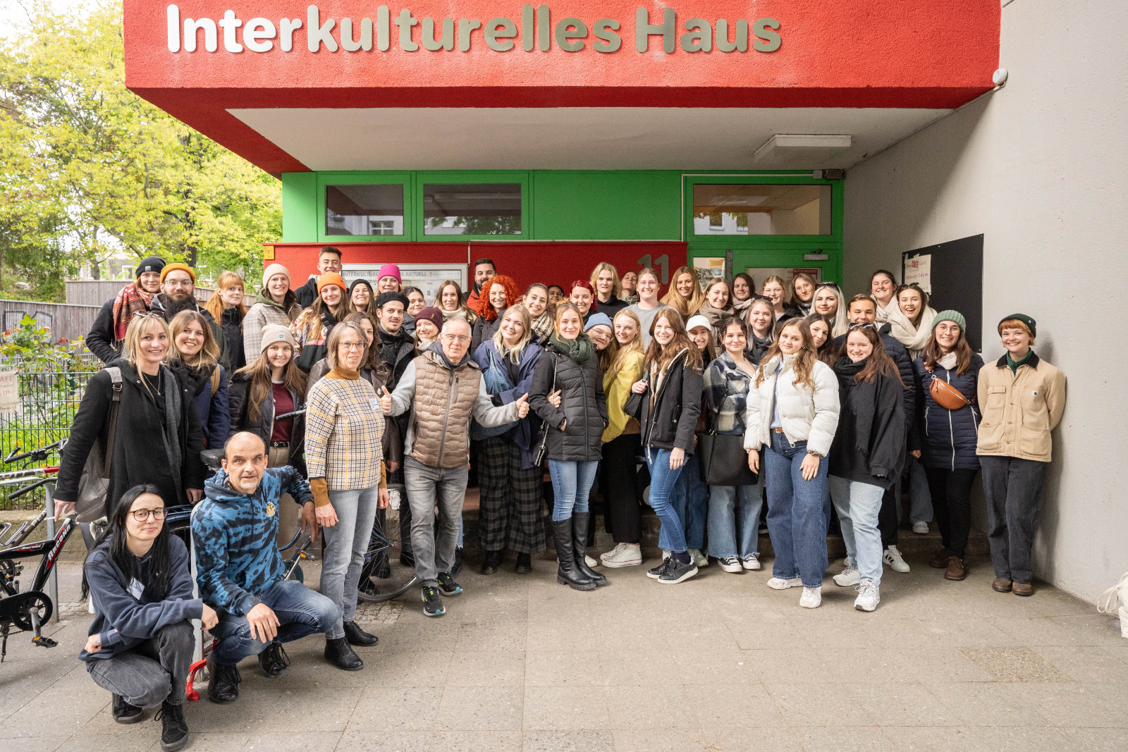 Studierende des Bachelorstudiengangs „Soziale Arbeit“ aus Linz/Österreich besuchten im Rahmen ihrer Studienreise nach Berlin am 23. April 2024 das Interkulturelle Haus und nehmen an einem friedenspädagogischen Workshop teil.
